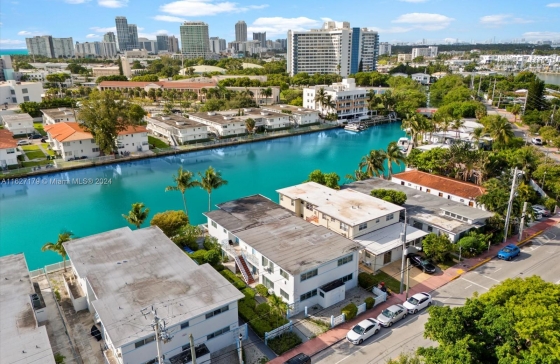 7805   Crespi Blvd #