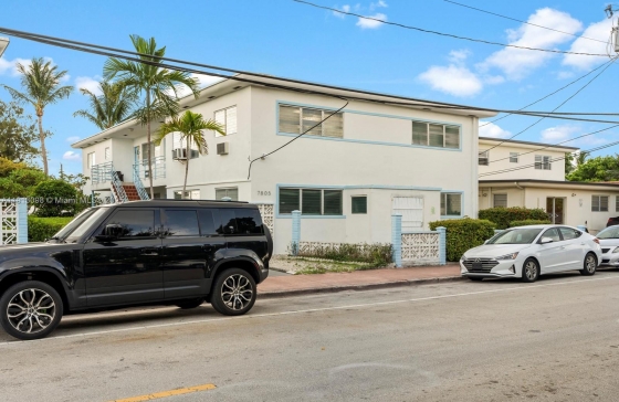 7805   Crespi Blvd #