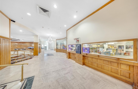 5445  Collins Ave #CU14